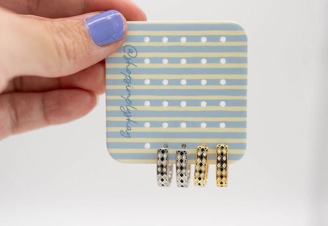 Black/White Reversible Grid Huggie